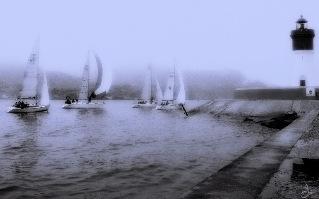 «Dejándose mecer»: La Magia del Mar en Blanco y Negro